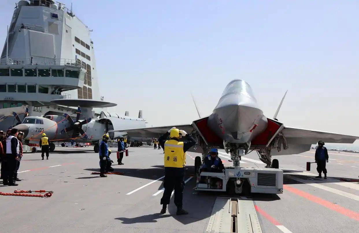 现场高清大图！一起感受舰载机弹射起飞“首秀”震撼瞬间