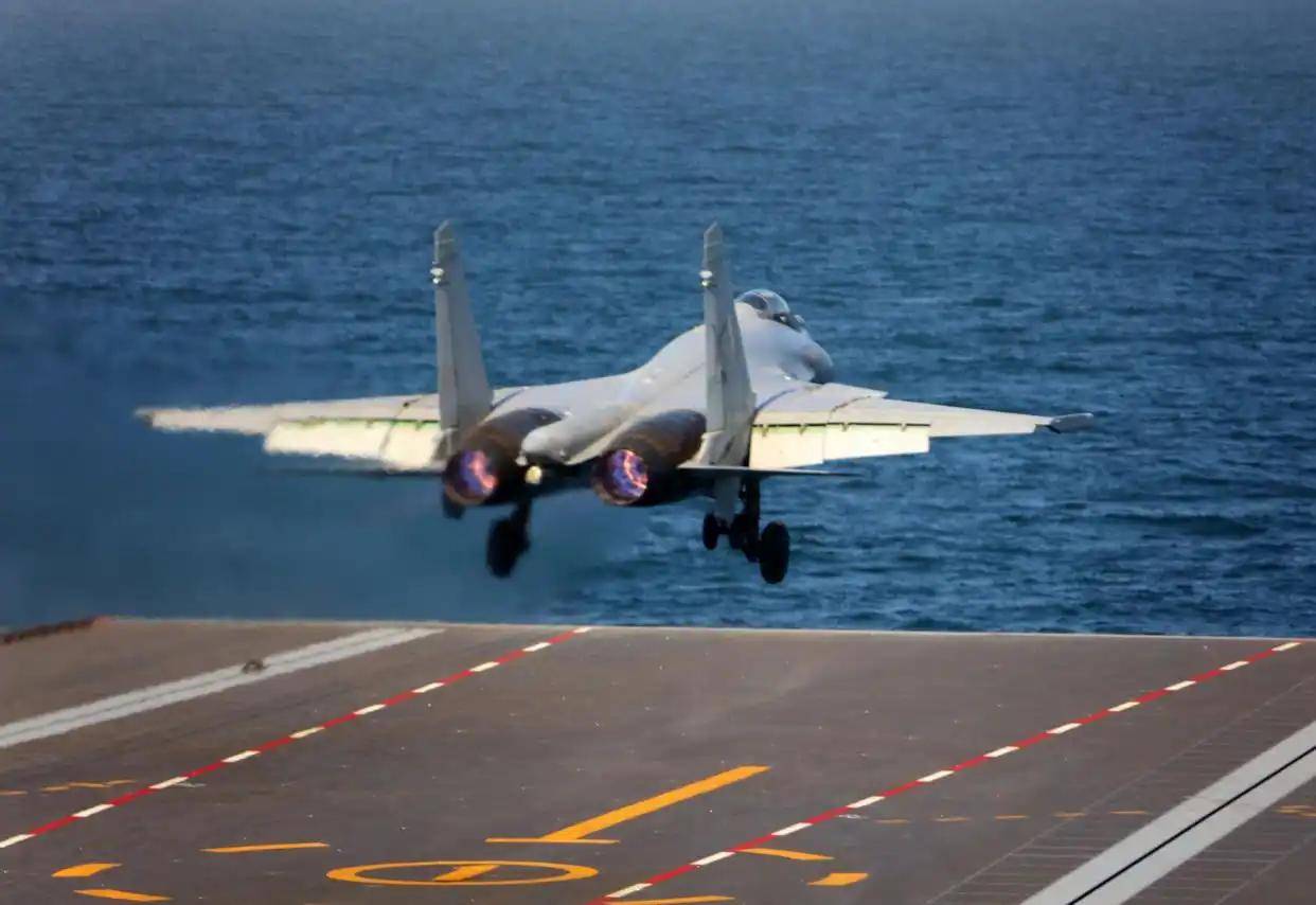 现场高清大图!一起感受舰载机弹射起飞“首秀”震撼瞬间