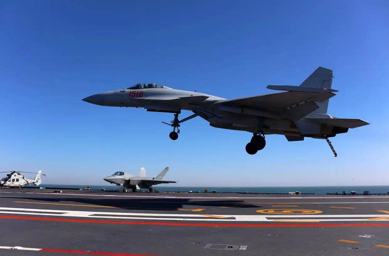 现场高清大图!一起感受舰载机弹射起飞“首秀”震撼瞬间