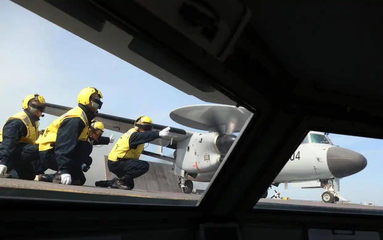 现场高清大图!一起感受舰载机弹射起飞“首秀”震撼瞬间