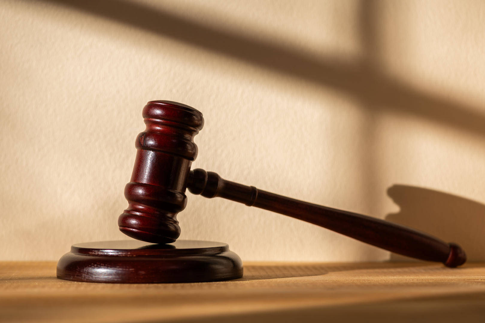 男子起诉银行兑付93万存款,银行称存折系员工伪造 法院裁定:员工存犯罪嫌疑,驳回起诉